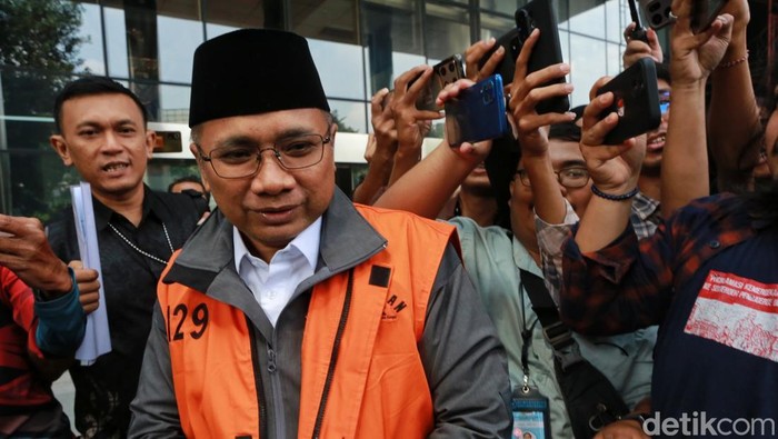 KPK Tunda Penahanan Mantan Menag Yaqut Cholil Qoumas karena Masuk RS Polri