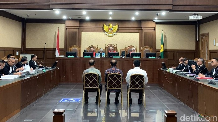 Tiga Mantan Pejabat Bea Cukai Kemenkeu Didakwa Terima Suap Rp78 Miliar