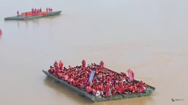 Heroik! Tim Penyelamat China Bangun Jembatan Apung 60 Meter untuk Evakuasi 12.000 Siswa Terjebak Banjir