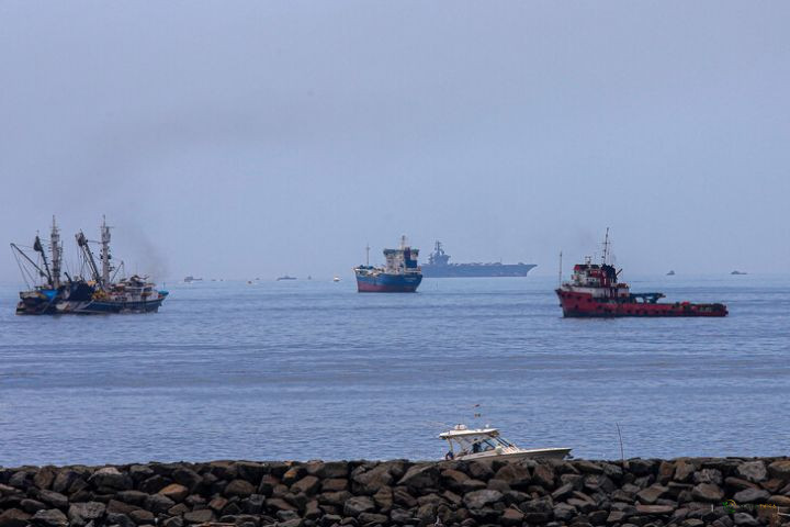 Tegang di Selat Hormuz: Garda Revolusi Iran Tutup Jalur Strategis setelah Tembak Peringatan Kapal