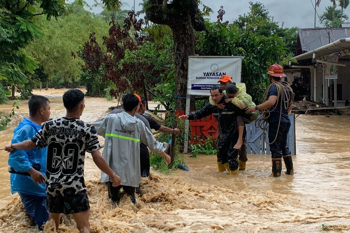 Banjir Bandang Terjang Kota Padang, Tim SAR Gabungan Evakuasi Puluhan Warga