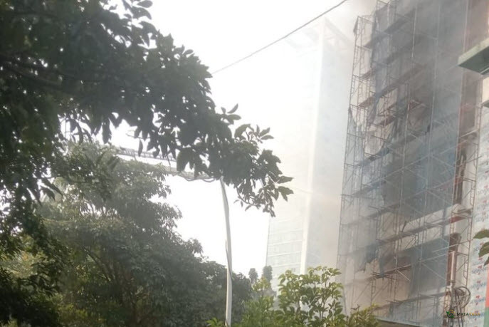 Kebakaran Melanda Gedung Ruko Central di Cikini Menteng, 22 Unit Damkar Diterjunkan