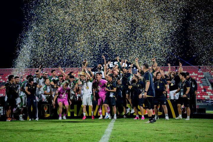 Sejarah Baru Persebaya, Bajul Ijo Angkat Trofi Piala Presiden 2026 Usai Taklukkan Persib Lewat Adu Penalti