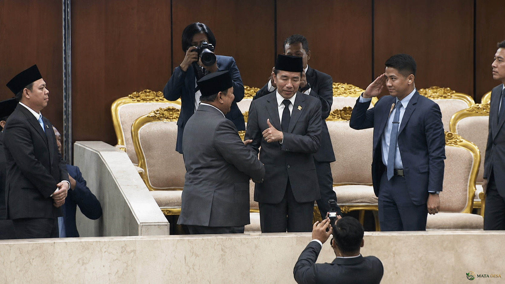 Momen Hangat Jokowi Beri Jempol untuk Prabowo Usai Pidato Kenegaraan di Sidang Tahunan MPR