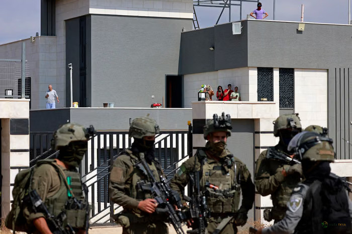 Aktivis Dihentikan Militer Israel Saat Coba Antar Makanan dan Air ke Rumah Warga Palestina yang Dikepung Pemukim di Desa Qusra
