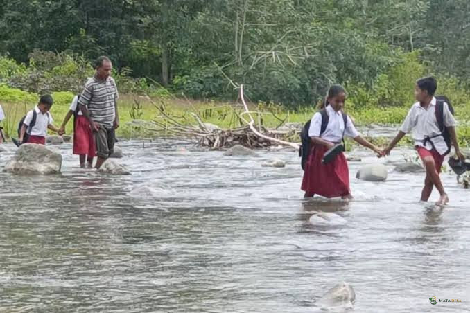 Demi Sekolah, Siswa SD Negeri Oelfab Harus Seberangi Sungai Tanpa Jembatan dan Tempuh Jalan Menanjak