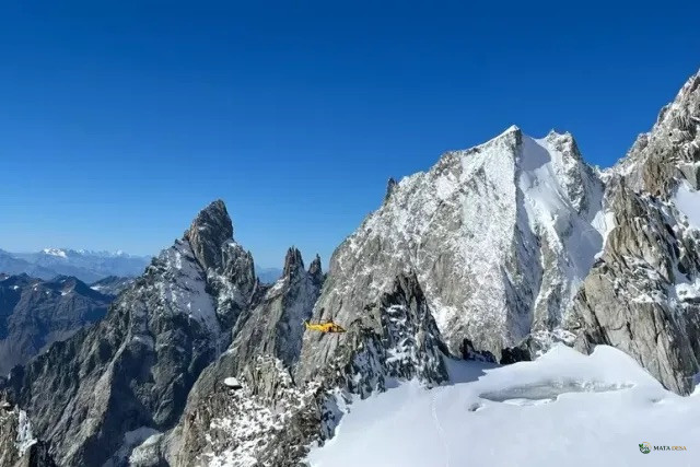 Ngeri! Pendaki Terjebak di Celah Mont Blanc Saat Berton-ton Batu Menghujani Lereng