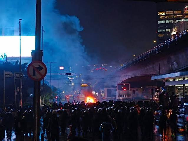 Pos Polisi di Bawah Flyover Slipi Petamburan Dibakar Massa, Kericuhan Makin Memanas