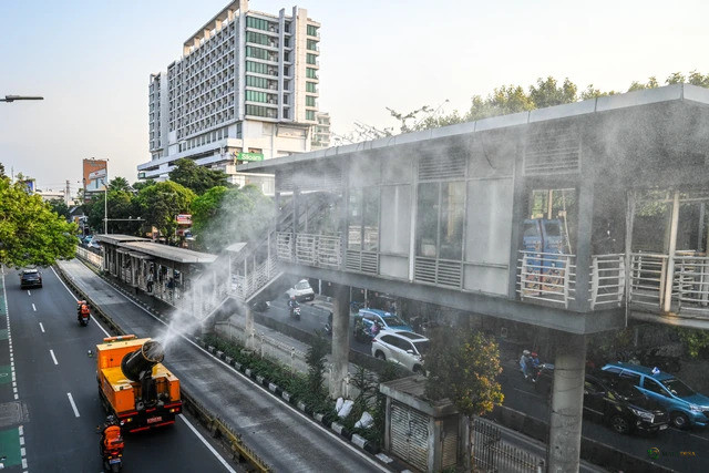 Pemprov Jakarta Semprot Jalan dari Monas hingga Bundaran Senayan untuk Kurangi Dampak Abu Vulkanik Anak Krakatau