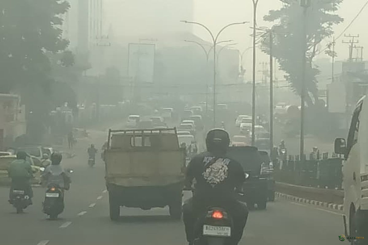 Kabut Asap Kian Pekat Selimuti Palembang, Kualitas Udara Sangat Tidak Sehat dan Warga Keluhkan Gangguan Pernapasan