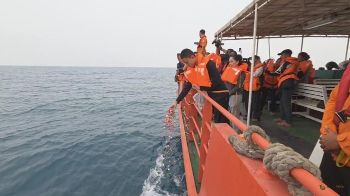 Keluarga Delapan Korban Hilang Tabur Bunga di Lokasi Terakhir Speedboat Arupadhatu 1