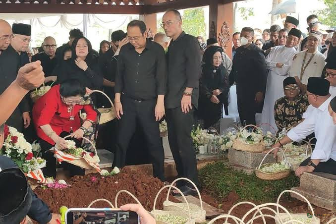 Megawati Tabur Bunga di Makam Guruh, Perpisahan Haru Sang Kakak untuk Adiknya